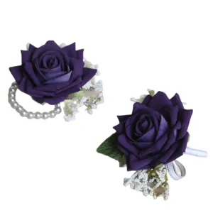 Ensemble de corsage et fleur de poignet de mariage en rose artificielle violette.