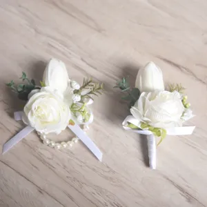 Élégant ensemble de corsage de poignet rose blanche et boutonnière pour votre mariage.