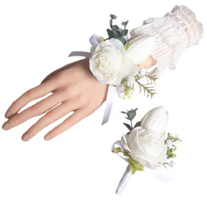 Magnifique ensemble de corsage de poignet et boutonnière mariage roses tulipes blanches.