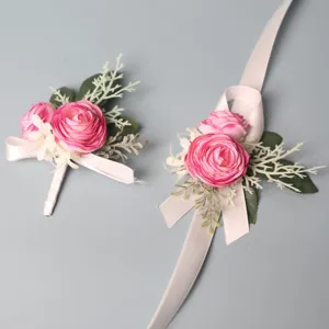 Elegante roze ranonkel polsbloem en corsage set voor de bruiloft bruid accessoires