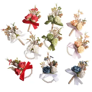 Set di corsage da polso e boutonnière di rose artificiali per festa di matrimonio