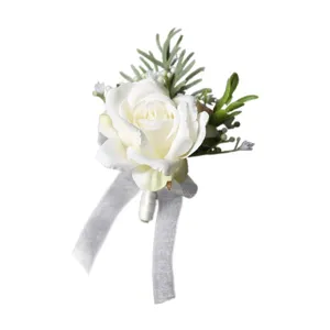 Elegante witte rozen boutonnière met groen en grijs lint, ideaal voor prachtige bosbruiloften.