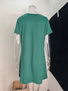 Achterkant details groene korte mouw casual jurk, eenvoudige effen stof stijl.