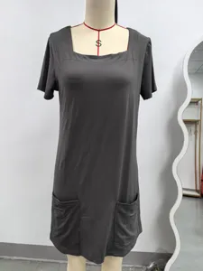 Detailweergave effen donkergrijs casual kort jurkje met vierkante hals en zakken.