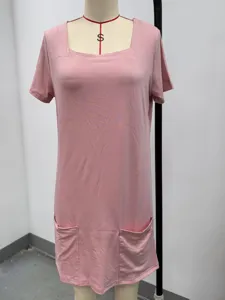 Roze vierkante hals korte mouw casual jurk detail, effen kleur met handige voorzakken.
