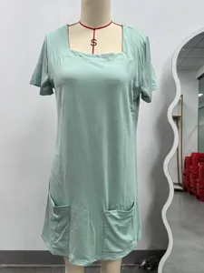 Gedetailleerd uitzicht van de effen casual mini-jurk met vierkante hals en zakken, korte mouwen.