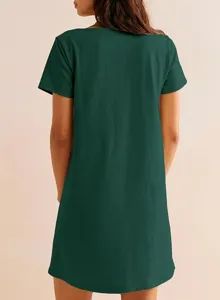 Achterzijde detailweergave tonende de effen donkergroene korte mouw casual dames jurk.