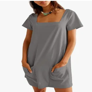 Effen casual mini-jurk met vierkante hals en korte mouwen met handige zakken.
