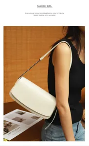Minimalistische lederen schoudertas met ketting, chique casual tas voor dames elegant.