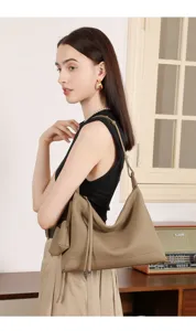 Dettaglio della borsa a spalla minimalista in vera pelle, stile casual da lavoro.