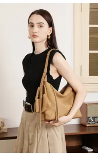 Vista dettagliata della borsa a spalla minimalista in vera pelle, grande borsa a sacco.