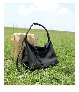 Borsa a spalla in vera pelle nera da donna, grande borsa hobo minimalista elegante.