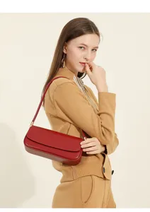 Stijlvolle rode leren schoudertas voor dames, elegante handtas voor dagelijks gebruik.