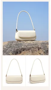 Gedetailleerd overzicht van de elegante beige leren schoudertas met hoogwaardige sluiting.