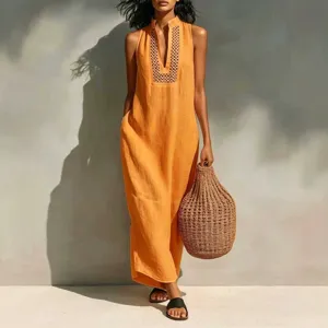 Zomerse mouwloze lange jurk met V-hals en chique open details voor een heerlijke vakantie.