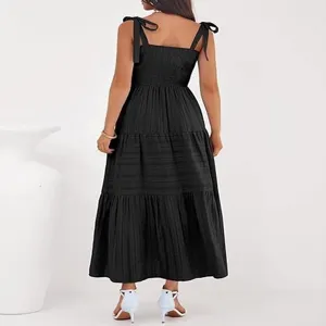 Vestido largo negro de verano con tirantes escalonados, detalle de espalda elegante.