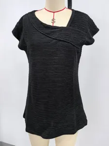 Vrouwen zomer asymmetrische schuine kraag getextureerd korte mouw t-shirt zwarte top