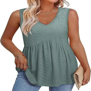 Gedetailleerd overzicht van een elegante groene mouwloze babydoll top met volant zoom.