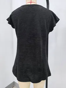 Zwarte dames top met korte mouwen en gestructureerde stof, perfect voor dagelijkse zomerkleding.