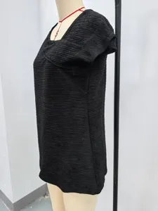 Gedetailleerd overzicht van de zwarte, getextureerde korte mouw top met schuine kraag.