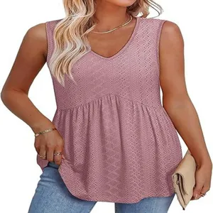 Roze mouwloze V-hals babydoll top, gestructureerde stof en vloeiende volantzoom details.