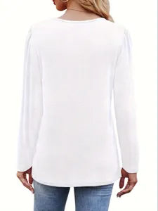 Elegante blusa casual de mujer blanca lisa de manga larga con hombros plisados top