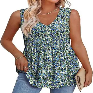 Gedetailleerd overzicht van een blauwe bloemenmouwtloze V-hals babydoll top met volant.
