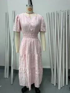 Vestido midi rosa con cuello en V manga corta abullonada, moda femenina de verano.