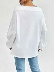Detalle trasero de sudadera blanca holgada de mujer con hombros descubiertos y gran estilo.