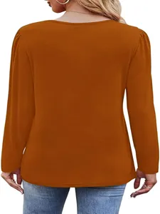 Detalle trasero de la blusa lisa de manga larga con elegantes frunces en los hombros.