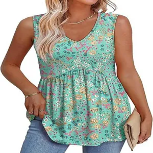 Gedetailleerd overzicht van een mouwloze babydoll top met V-hals en bloemenprint.