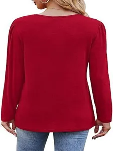 Detalle de vista trasera de top rojo de manga larga para mujer con hombros plisados.