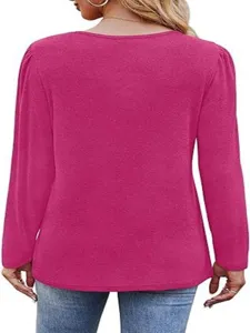 Detalle vista trasera top mujer manga larga plisada, blusa rosa casual elegante.