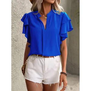 Elegante blusa de mujer azul rey de manga corta con volantes superpuestos y cuello en V.