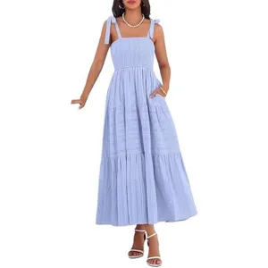 Vestido largo de verano azul claro para mujer con tirantes y prácticos bolsillos laterales.