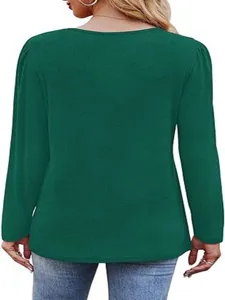 Detalle de vista trasera de blusa mujer verde lisa de manga larga con hombros plisados.