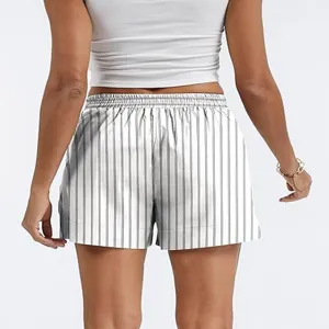 Detalle de vista trasera de pantalones cortos mujer verano casuales holgados a rayas.