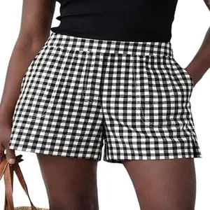 Shorts a cuadros en blanco y negro de talle alto con bolsillos, detalle casual de verano.