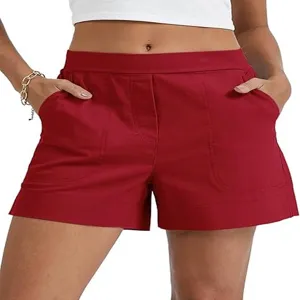 Detalle de pantalones cortos rojos de mujer de talle alto con bolsillos delanteros y ajuste.