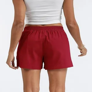 Vista de detalle pantalón corto deportivo casual, corte holgado, cintura cómoda, verano.