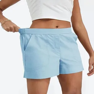 Detalle de shorts casuales azul claro, corte recto holgado deportivo para verano running.