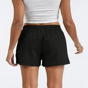 Vista detallada de pantalones cortos deportivos negros casuales con cintura elástica para fitness.