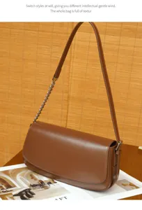 Gedetailleerd overzicht van bruine lederen schoudertas met kettingriem, elegant accessoire.