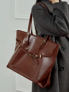 Chique bruine lederen shopper tas met elegant riemdesign, ruime schoudertas voor dagelijks gebruik.