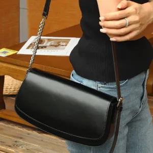 Zwarte lederen schoudertas voor dames, klassieke ketting crossbody tas, veelzijdige modetas.