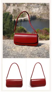 Detail van de rode echt lederen schoudertas, minimalistische chique forensische onderarmstijl.