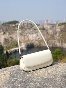 Minimalistische lederen schoudertas voor dames, chique baguette handtas voor dagelijks gebruik.