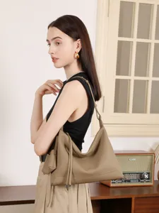 Borsa a tracolla in vera pelle minimalista da donna, elegante e capiente per ogni giorno.