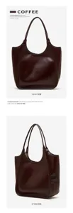 Bruine lederen shopper tas detail met gladde textuur, ruim interieur en stevige handvatten.