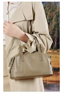 Detail van leren Boston tas met zachte textuur, dubbele handgrepen en chique stijl.